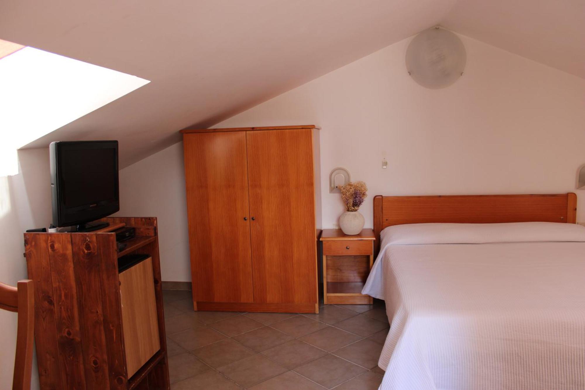 Hotel Punta San Francesco Вьесте Экстерьер фото